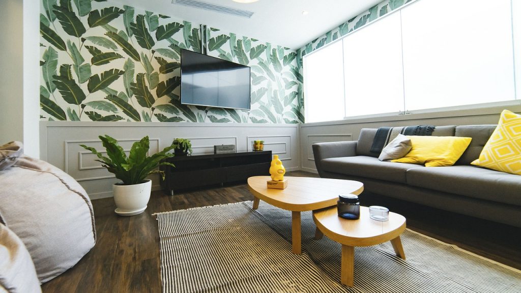 salon moderne avec décor naturel, papier peint tropical et plantes vertes