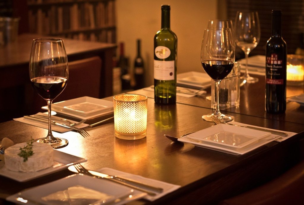 Décorer la table pour un dîner romantique
