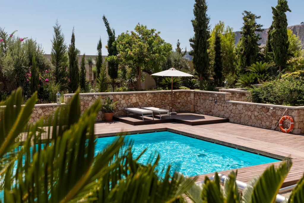 Piscine en béton ou une piscine en coque