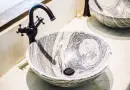 Une vasque en pierre pour la salle de bain