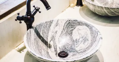 Une vasque en pierre pour la salle de bain