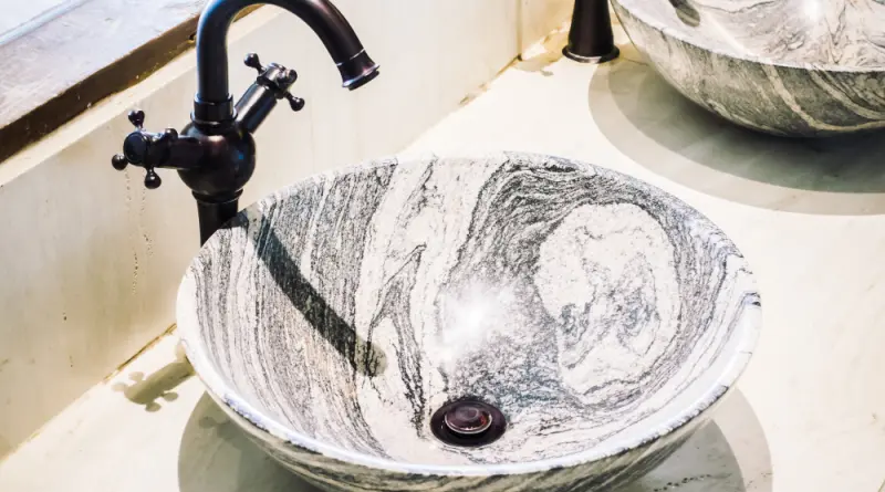 Une vasque en pierre pour la salle de bain
