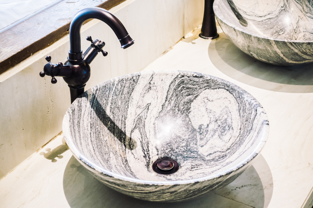 Une vasque en pierre pour la salle de bain