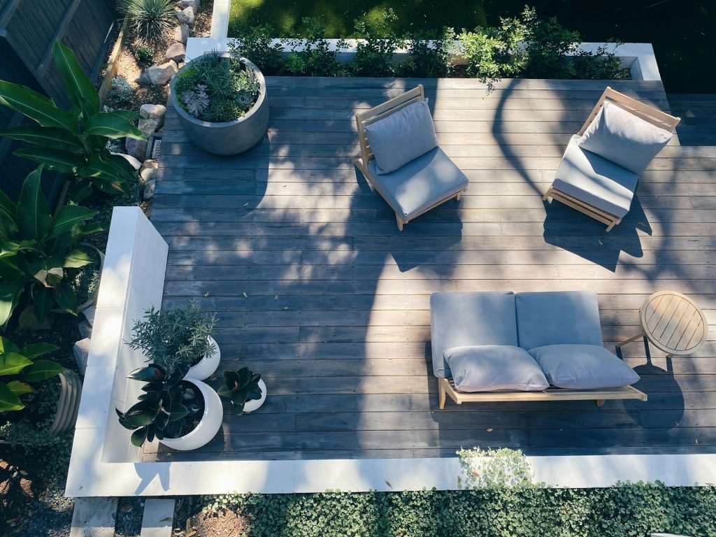 terrasse aménagée avec mobilier de jardin et plantes en pots, vue aérienne