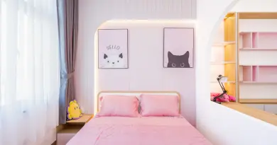 Déco gaming : chambre Minecraft ou Animal Crossing en 2026 Bright bedroom interior with pink decor and playful cat art, perfect for a cheerful atmosphere.