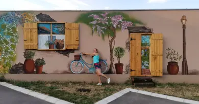Décoration murale extérieure sans travaux : nos solutions 2026 a person sitting on a bicycle