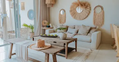 Décoration scandinave pas cher : guide budget 2026 A stylish, neutral-toned living room is shown.