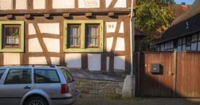 Rénovation maison alsacienne : colombages et déco moderne A car is parked in front of a building