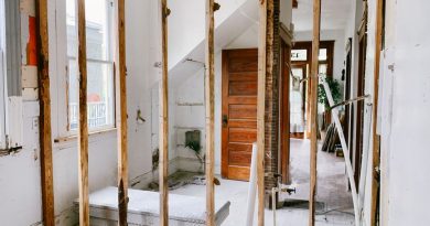 Rénovation maison Phénix : guide complet 2026 Interior view of a home under renovation with exposed wooden beams and door.