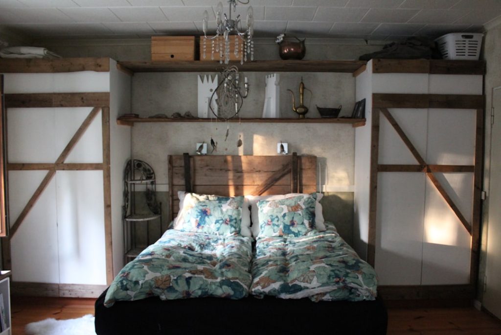 Transformer une vieille porte en tête de lit : guide DIY