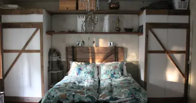 Transformer une vieille porte en tête de lit : guide DIY