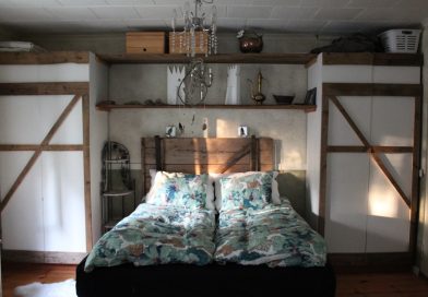 Transformer une vieille porte en tête de lit : guide DIY