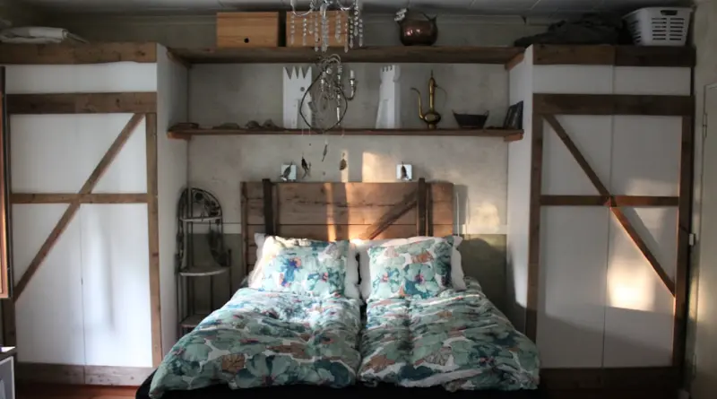 Transformer une vieille porte en tête de lit : guide DIY